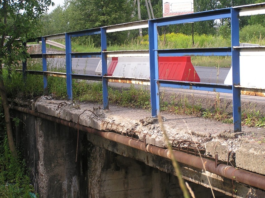 Most nad rzeką Bobrek w Dąbrowie Górniczej jest w fatalnym...