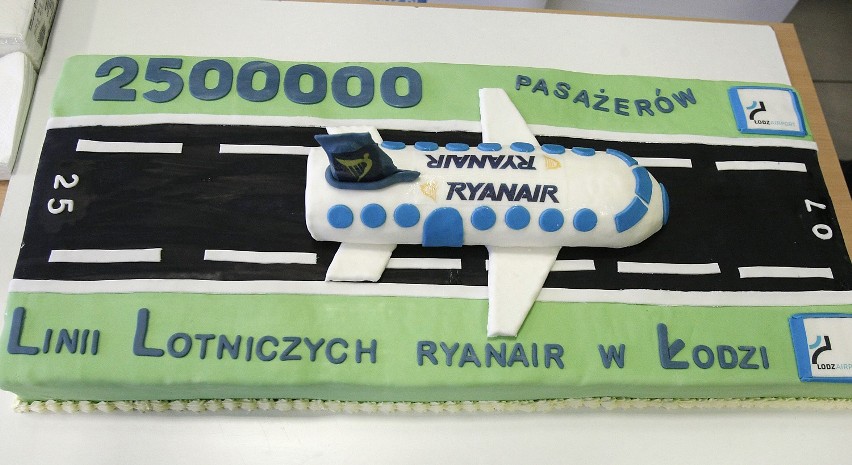 Linie Ryanair świętują odprawienie z łódzkiego lotniska 2,5-milionowego pasażera / 6.10.2015