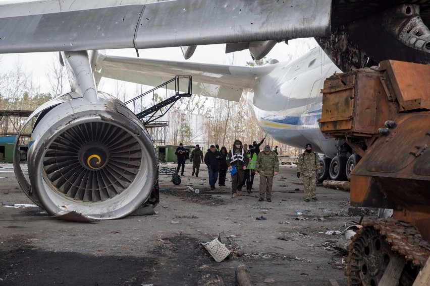 Oględziny na lotnisku Kijów-Hostomel zniszczonego przez...