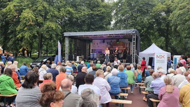 Ostatni koncert z cyklu Sobotniej Parady Hitów w Parku Zamkowym w Mysłowicach. 
Przesuwaj zdjęcia w prawo - naciśnij strzałkę lub przycisk NASTĘPNE.