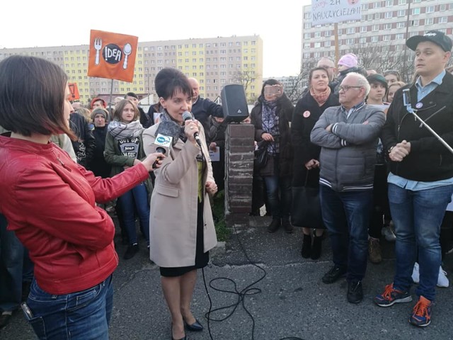 Protest nauczycieli w Jastrzębiu: na wiecu 14 kwietnia popierającego protest była obecna prezydent Anna Hetman. Propozycję PiS nazywa zagrywką polityczną