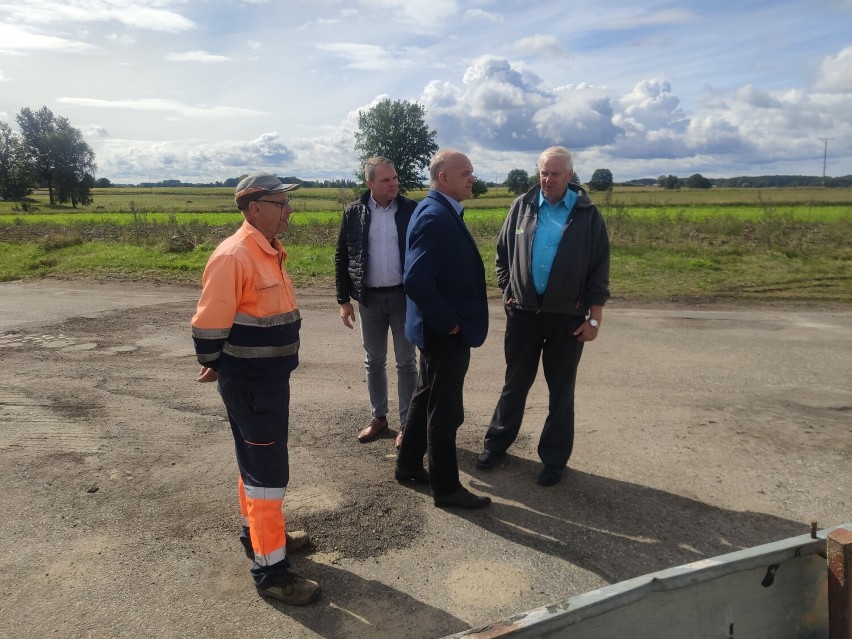 Samorządowcy wizytowali tereny inwestycji drogowych na trasie Kleszczyna - Skic 