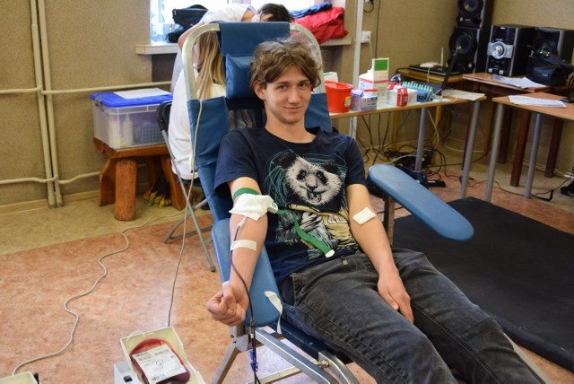 Uczniowie II LO w Wieluniu wzięli udział w akcji "Młoda krew ratuje życie". 30. krwiodawców oddało 13 litrów krwi.