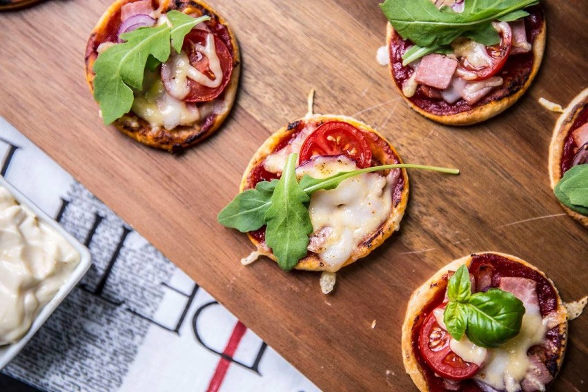 Mini pizze na cieście francuskim

Składniki:

· szynka (np....