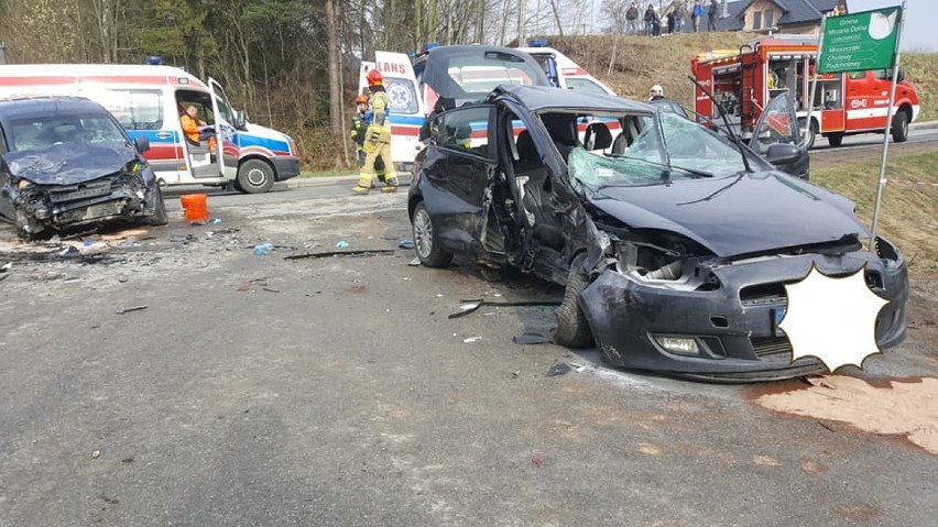 Trzy auta zderzyły się w Lubomierzu. Na pomoc wezwano LPR
