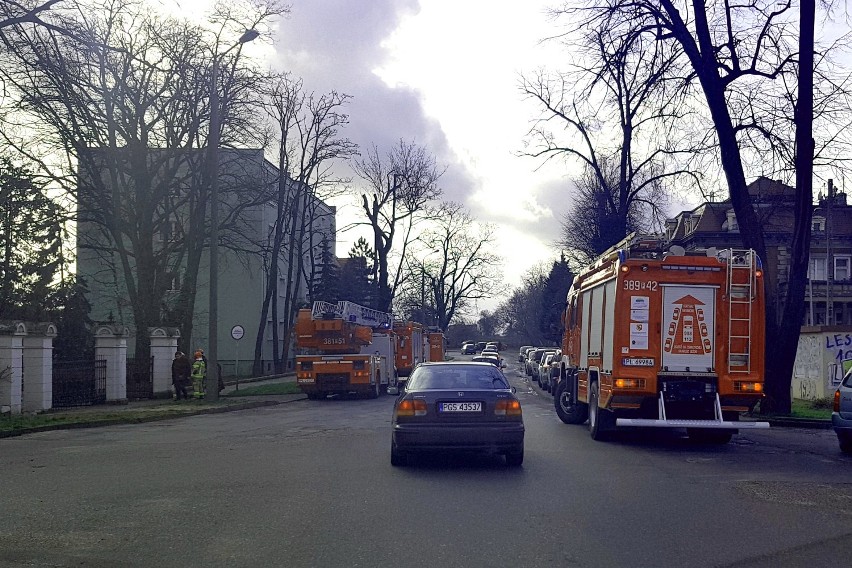 Leszno.Ewakuacja Sądu Rejonowego po alarmie pożarowym. Wezwano cztery jednostki strażackie [ZDJĘCIA]