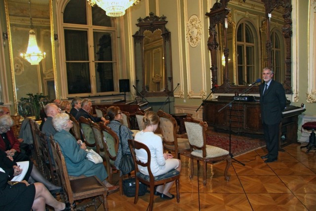 W sali balowej Pałacu Dietla odbywają się dziś spotkania z artystami