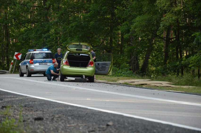 Wypadek na drodze krajowej z Miastka do Słupska. Droga była zablokowana. Z naczepy ciężarówki wysypały się płyty meblowe