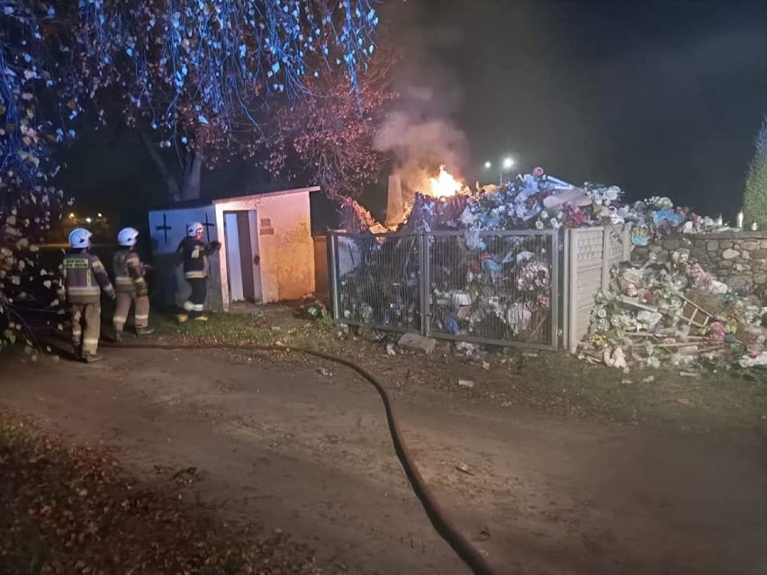 Strażacy z Kamieńska znów gasili pożar kontenera na śmieci przy cmentarzu