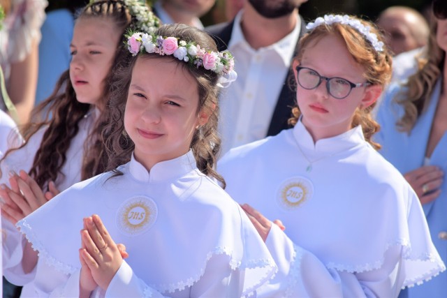 W kościele pw. Najświętszego Serca Pana Jezusa w Zduńskiej Woli-Karsznicach do sakramentu przystąpiła blisko pięćdziesiątka dzieci