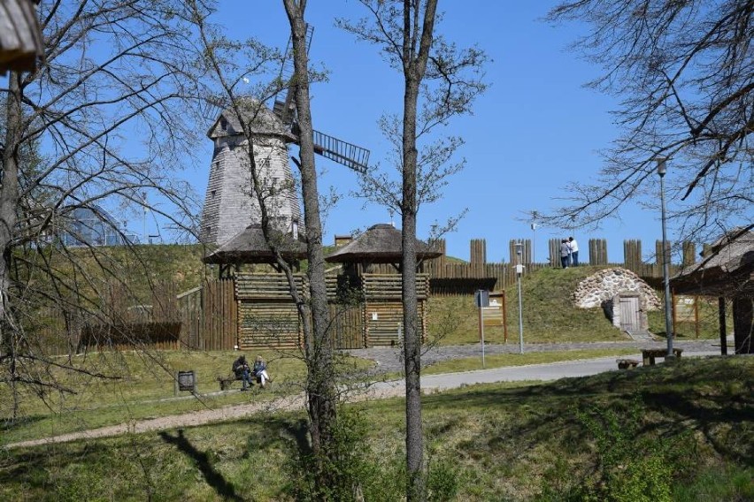 Wrota do średniowiecznego grodziska są otwarte, ale kompleks...