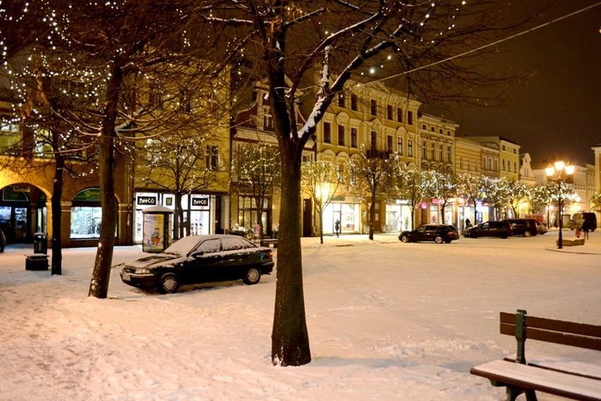 Leszno oświetlone świątecznymi lampkami.