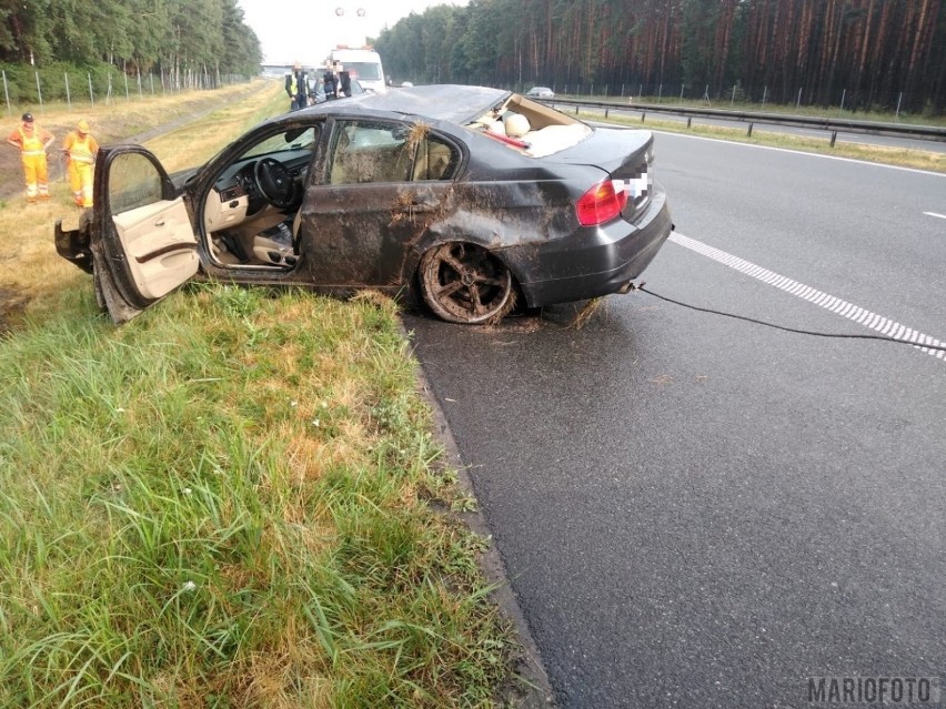 Wypadek na autostradzie A4. BMW wpadło w poślizg i dachowało na A4