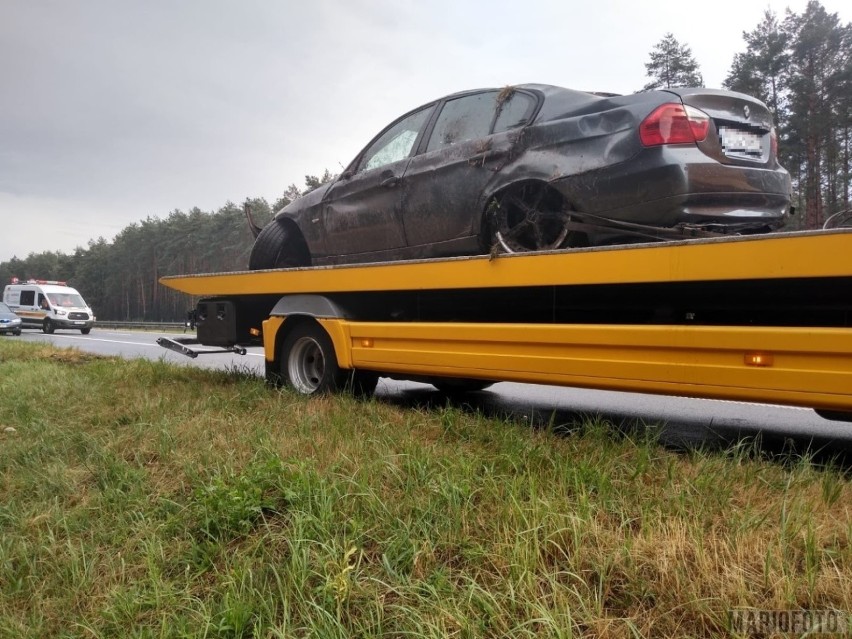 Wypadek na autostradzie A4. BMW wpadło w poślizg i dachowało na A4