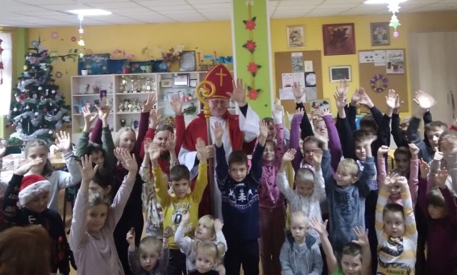 Dzieci zgromadzone w świetlicy wiejskiej w Piechcinie były bardzo zadowolone ze spotkania mikołajkowego