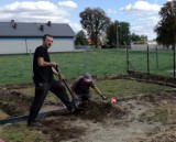 Mieszkańcy Pilaszkowa pod Łowiczem w czynie społecznym budują altanę biesiadną