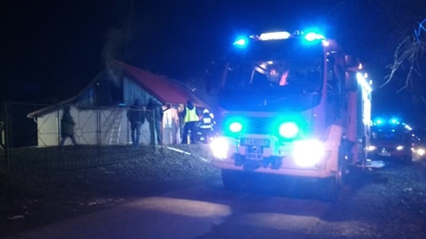 Pożar domu w Siemiechowie. Jedna osoba poważnie ranna. W akcji ratowniczo-gaśniczej brało udział kilka zastępów straży pożarnej [ZDJĘCIA]