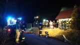 Pożar domu w Siemiechowie. Jedna osoba poważnie ranna. W akcji ratowniczo-gaśniczej brało udział kilka zastępów straży pożarnej [ZDJĘCIA]