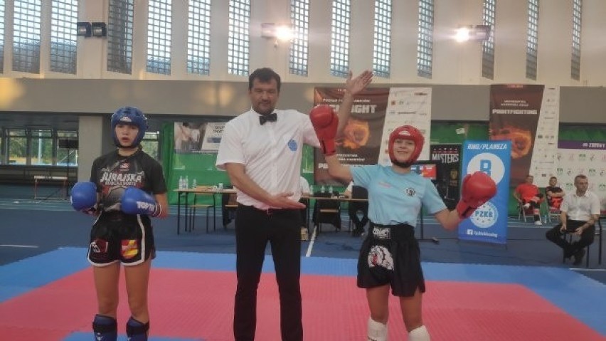 Boks; kickboxing. Złoto i dwa brązy wojowniczek z UKS Evan [ZDJĘCIA]