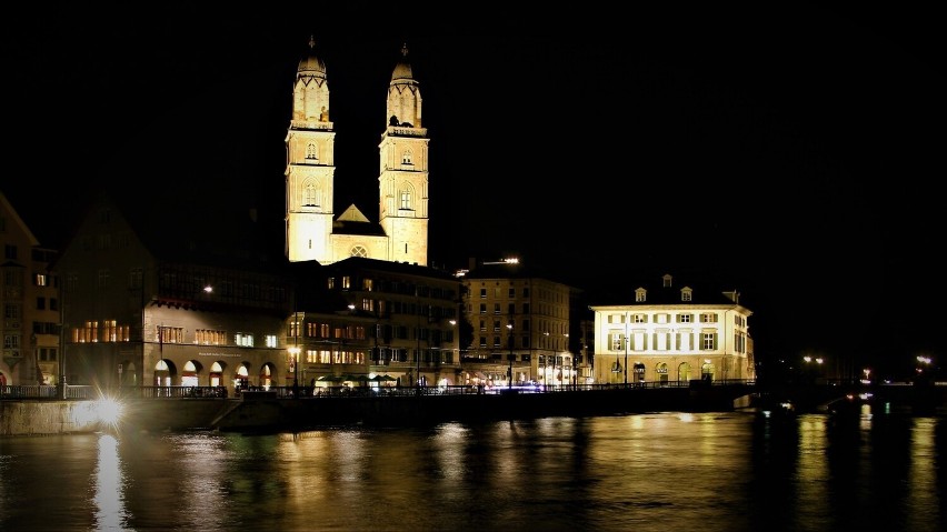 Grossmünster to kościół w stylu romańskim, zbudowany w...