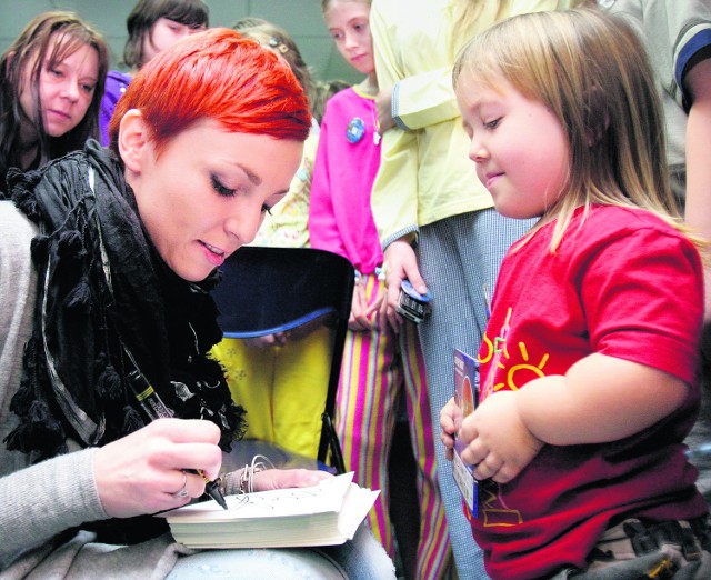 Ania Wyszkoni chętnie rozdawała dzieciom autografy