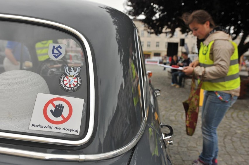 Śrem: zabytkowe mercedesy na rynku. XIII Zlot Zabytkowych...