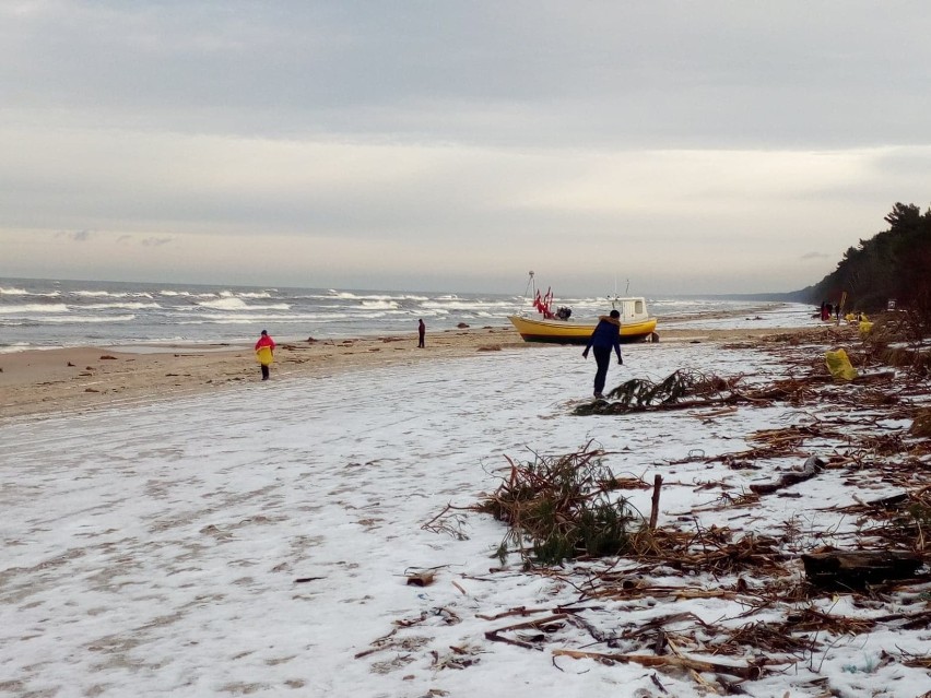 Mieszkańcy powiatu nowodworskiego wzięli udział w akcji sprzątania plaży [ZDJĘCIA]