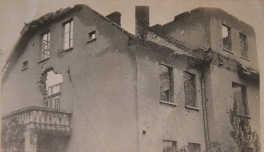 Zniszczony w wyniku działań wojennych dom rodziny Piksów.