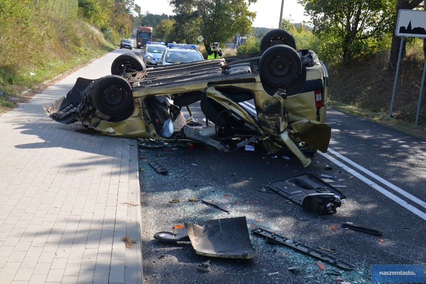 Groźny wypadek pod Włocławkiem. Citroen dachował po uderzeniu w przyczepę ciągnika rolniczego [zdjęcia]