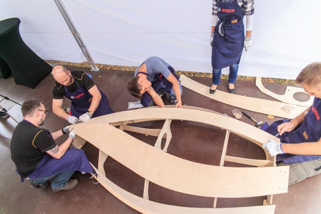 Własnoręcznie zbudowali łódź. “Orzeszek”, stworzony w Mieście Szkutni wkrótce trafi na wodę