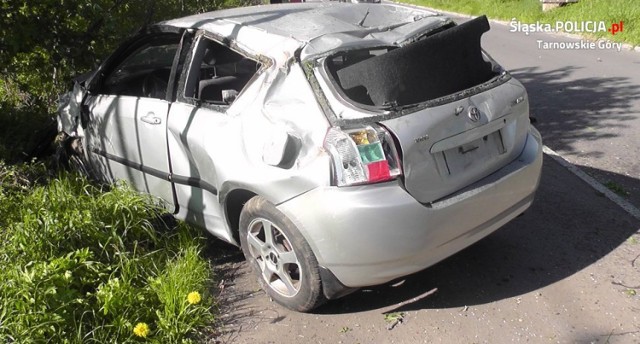 Powiat tarnogórski: auto koziołkowało, a ze środka wypadł... pijany kierowca