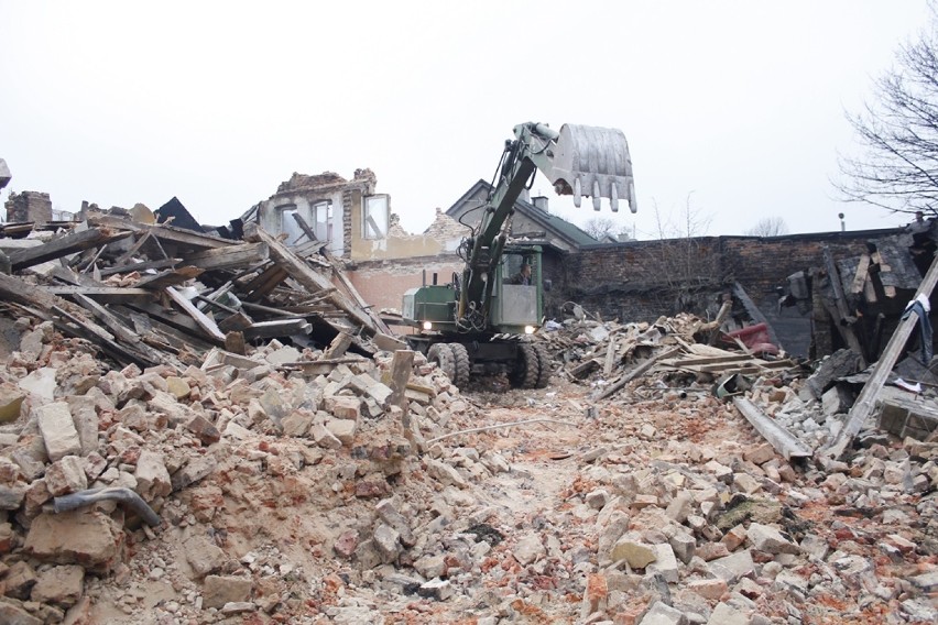 Wyburzanie w Siemianowicach: Trwa rozbiórka budynku przy...