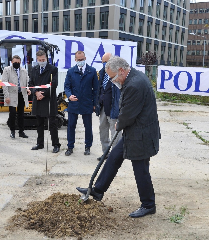 Symboliczne pierwsze wbicie łopaty na placu budowy