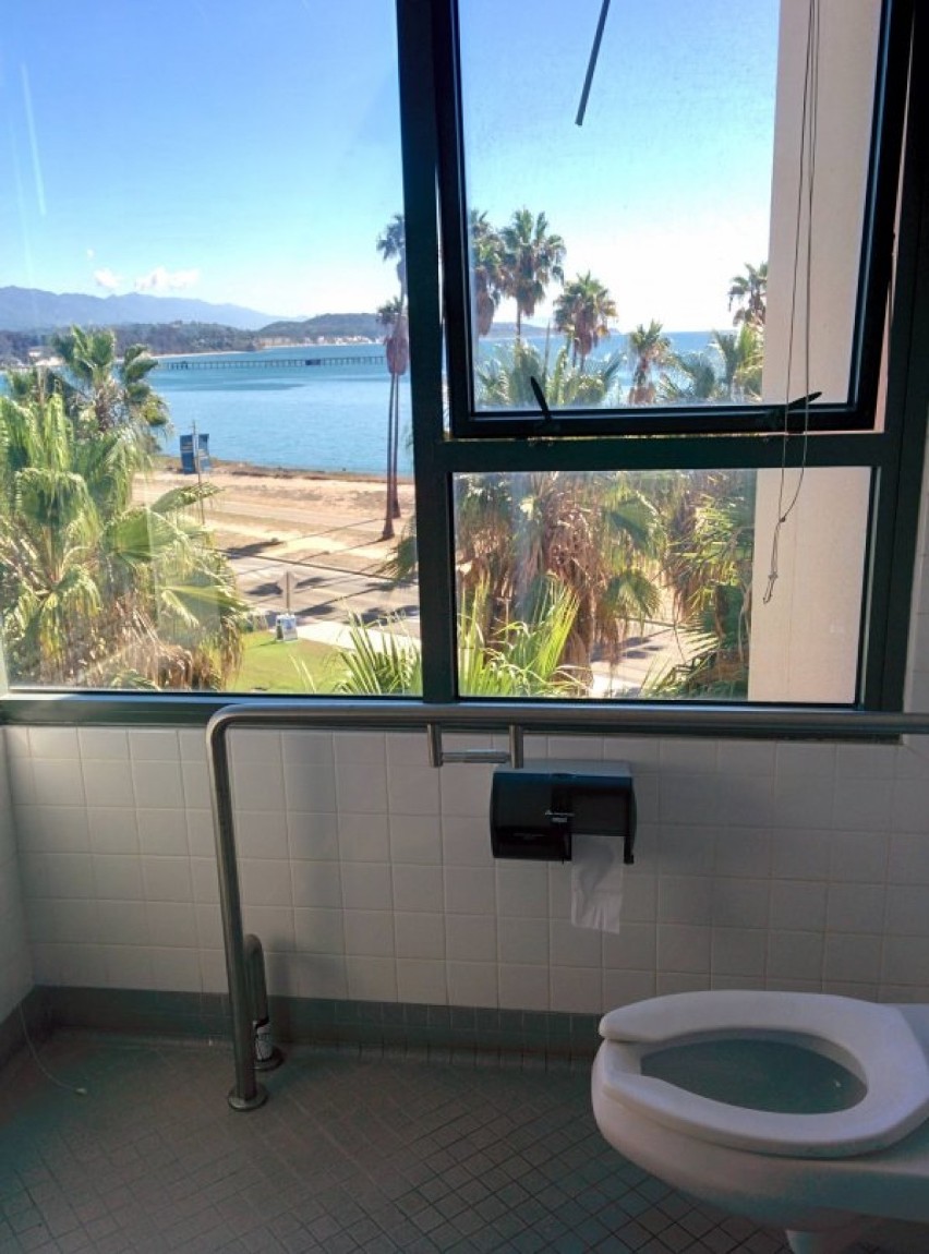 Te toalety mają lepszy widok na morze niż 5 gwiazdkowy...