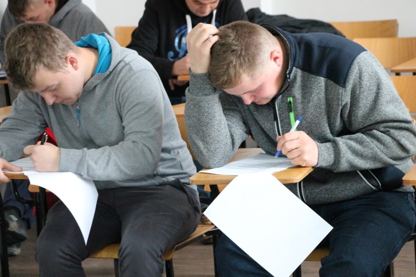 Mariusz Wojtacki (pierwszy od prawej) zmierzył się z testem....