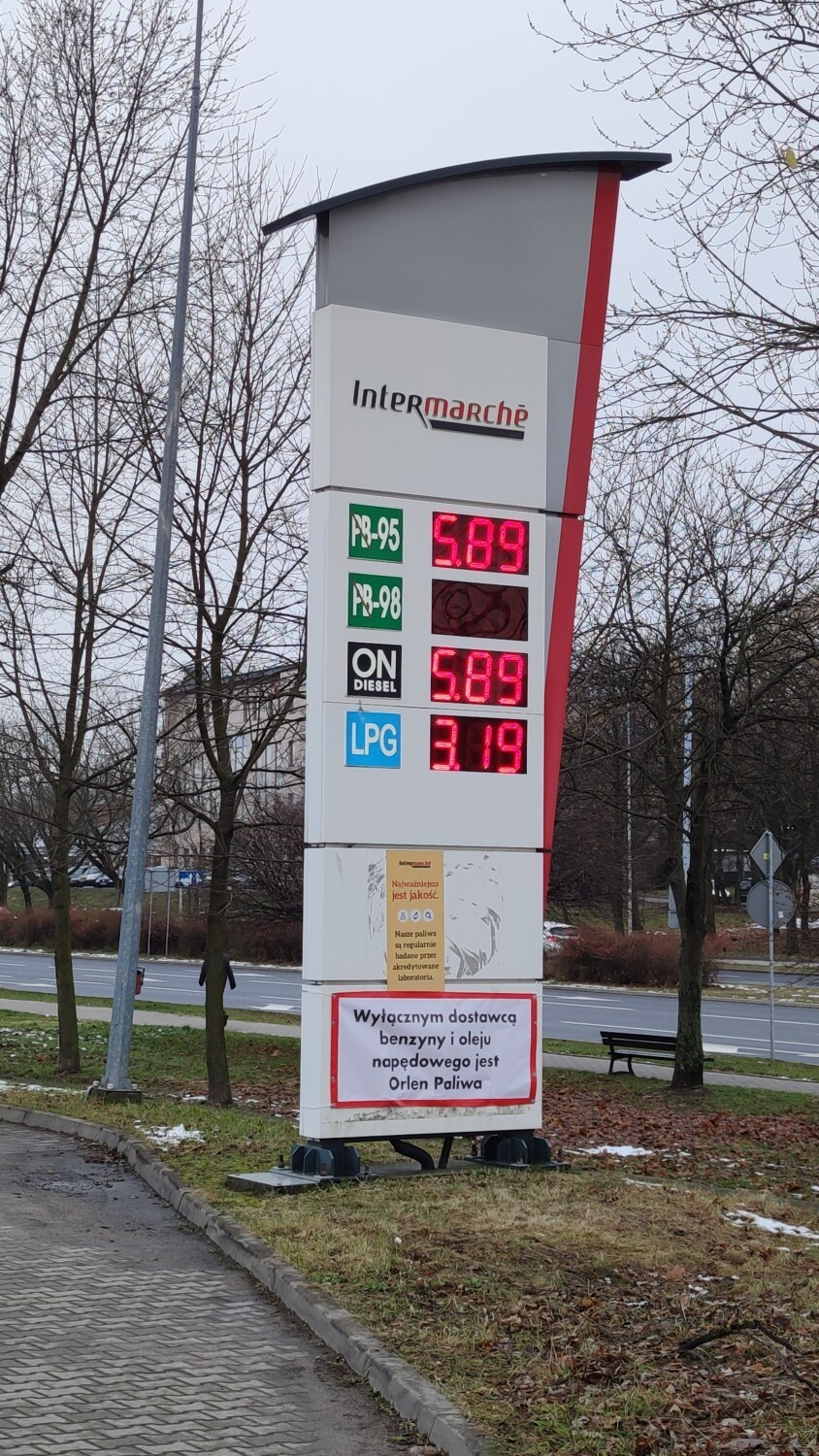 Gdzie jest najtańsze paliwo w Piotrkowie? Sprawdź, gdzie zatankujesz poniżej 6 złotych! Grudzień 2021 