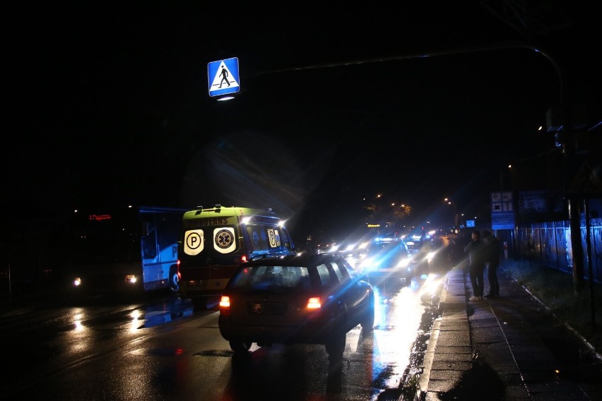 Potrącenie pieszego na ul. Warszawskiej w Wieluniu FOTO