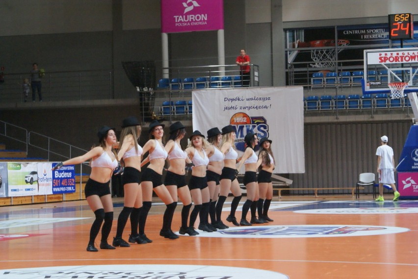 Cheerleaderki Ergo Śląsk zaprezentowały się podczas...