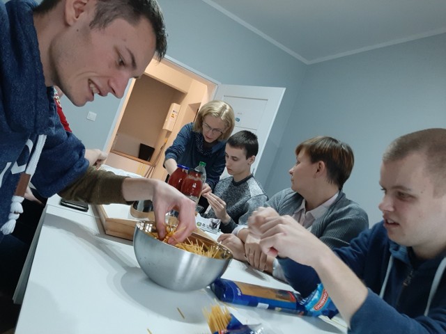 Wspólne przygotowanie obiadu w mieszkaniu treningowym w Gubinie.