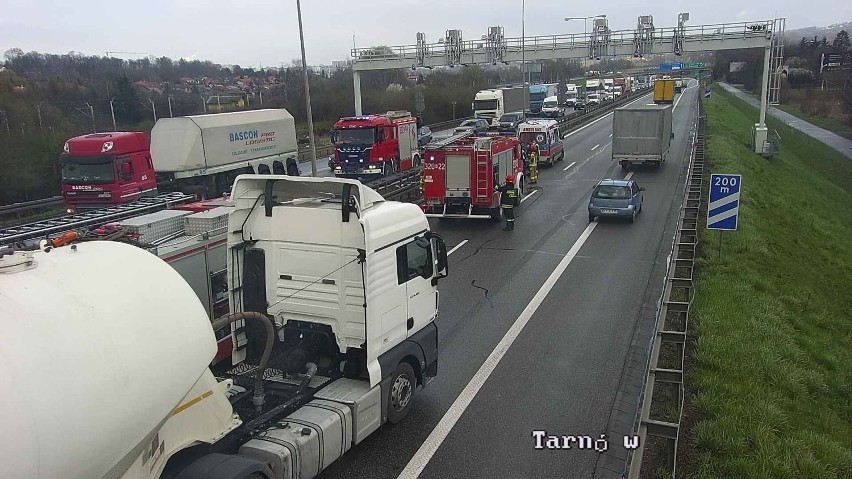 Wypadek na A4. Bus zderzył się z samochodem ciężarowym....