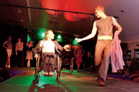 Kulminacyjnym punktem spotkań są pokazy mody. W rolę modeli wcielają się tancerze współpracujący z osobami niepełnosprawnymi.