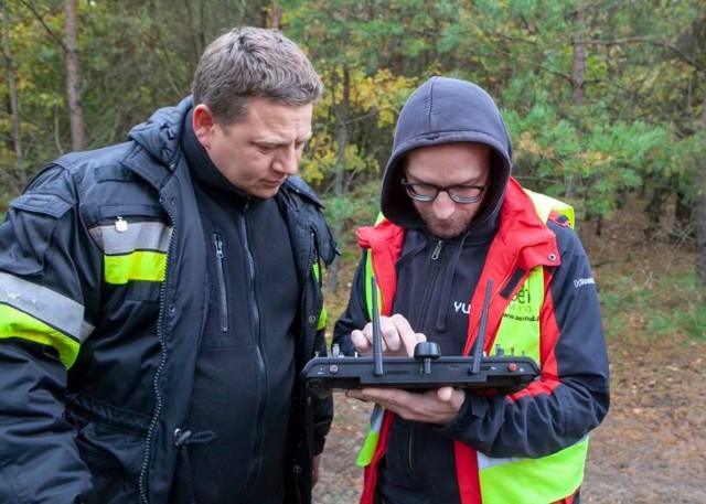 Goście z Mołdawii w powiecie piotrkowskim i testowanie drona do poszukiwania zaginionych