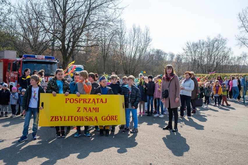 Akcja "Posprzątaj z nami Małopolskę" pod Tarnowem. W Zbylitowskiej Górze dzieci z gminy Tarnów pokazały, jak dbać o otoczenie. Dużo zdjęć