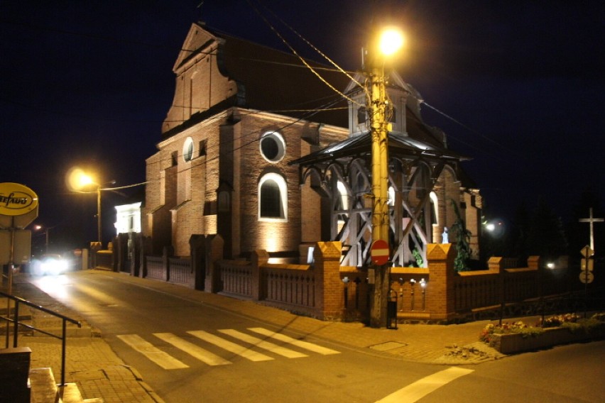 Iluminacja pięknie rozświetla klasztor w Radziejowie [zdjęcia]