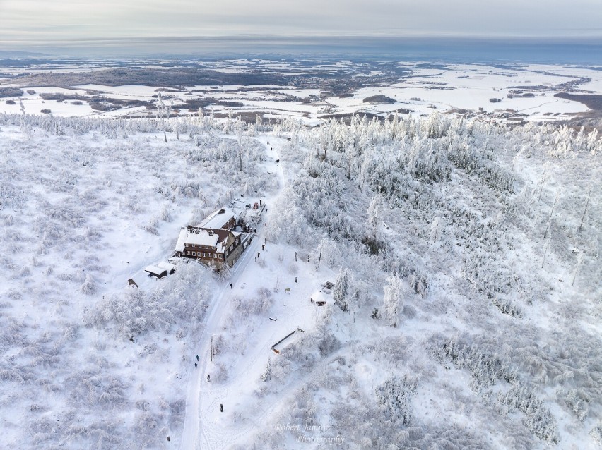 Górski Dom Turysty pod Biskupią Kopą w zimowej scenerii