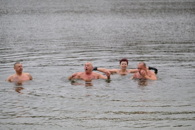 Powoli rozkręca się sezon na morsowanie. Temperatury wody w jeziorach powodują, że na kąpiele decydują się zahartowane osoby. W sobotę w Zalesiu nad Jeziorem Chełmżyńskim tradycyjnie spotkała się grupa morsów.  

Zobacz też:

Tak mieszka Matty Cash, nowy reprezentant Polski
Nowe kontrakty w Apatorze Toruń