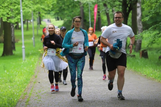 W biegu Tauron Biegnij dla Aniołów w Katowicach wystartowało 300 osób

Zobacz kolejne zdjęcia. Przesuwaj zdjęcia w prawo - naciśnij strzałkę lub przycisk NASTĘPNE