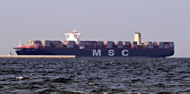 Największy kontenerowiec na świecie wpłynął do portu w Gdańsku w czwartek