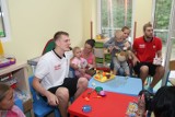 Reprezentanci Polski w koszykówce odwiedzili dzieci w szpitalu we Włocławku [zdjęcia, wideo]