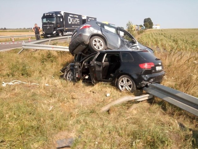 Dzisiaj (poniedziałek) doszło do wypadku w Konarzynkach (trasa Bytów – Chojnice). Kierowca nissana nie ustąpił na skrzyżowaniu pierwszeństwa kierowcy audi. Doszło do zderzenia. W obu pojazdach łącznie znajdowały się cztery osoby. Dwie zostały ranne (trafiły do szpitala).